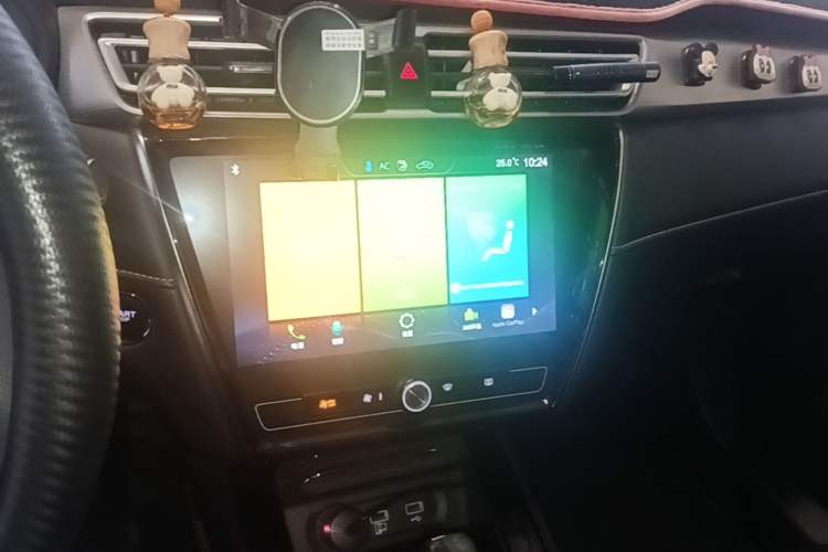Used Roewe i5 2020 1.5L Automatic 4G Connect Luxury Flagship Edition Audio And AC Panel