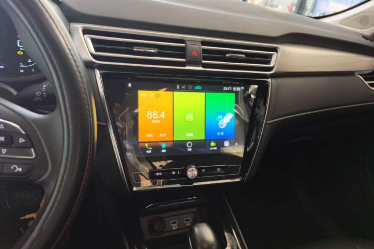 Used Roewe i5 2020 1.5L Automatic 4G Connect Luxury Flagship Edition Audio And AC Panel