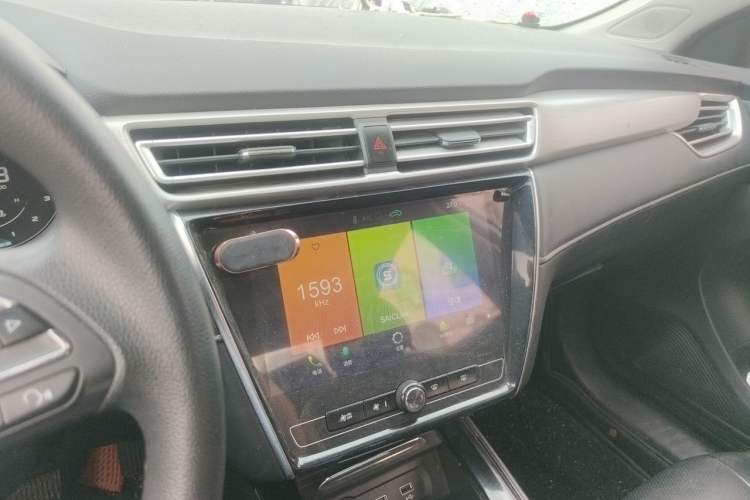 Used Roewe i5 2020 1.5L Automatic 4G Connect Luxury Flagship Edition Audio And AC Panel