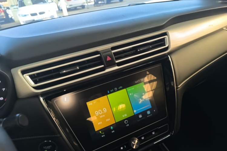 Used Roewe i5 2020 1.5L Automatic 4G Connected Linghao Edition Audio And AC Panel