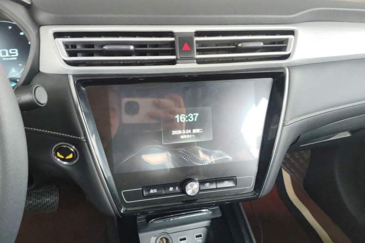 Used Roewe i5 2020 1.5L Automatic 4G Connect Luxury Flagship Edition Audio And AC Panel