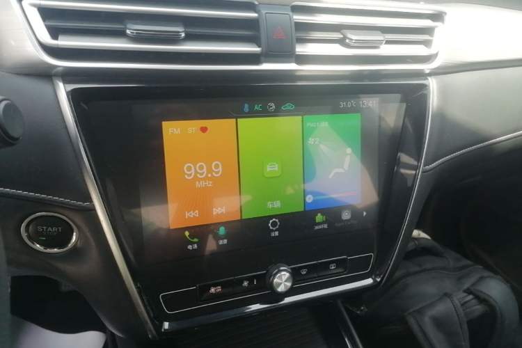 Used Roewe i5 2020 1.5L Automatic 4G Connected Leading Intelligent Driving Edition Audio And AC Panel