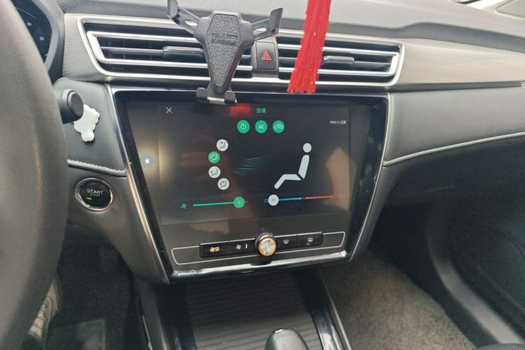 Used Roewe i5 2020 1.5L Automatic 4G Connect Luxury Flagship Edition Audio And AC Panel