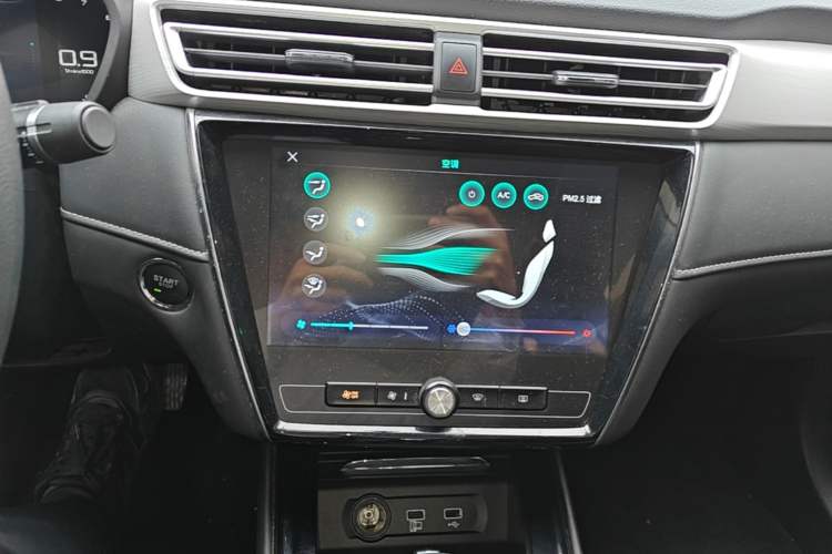 Used Roewe i5 2020 1.5L Automatic 4G Connect Luxury Flagship Edition Audio And AC Panel
