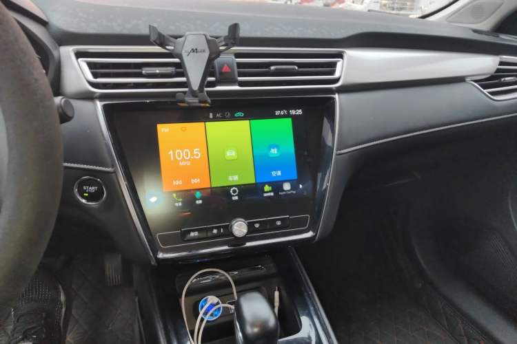 Used Roewe i5 2020 1.5L Automatic 4G Connect Luxury Flagship Edition Audio And AC Panel