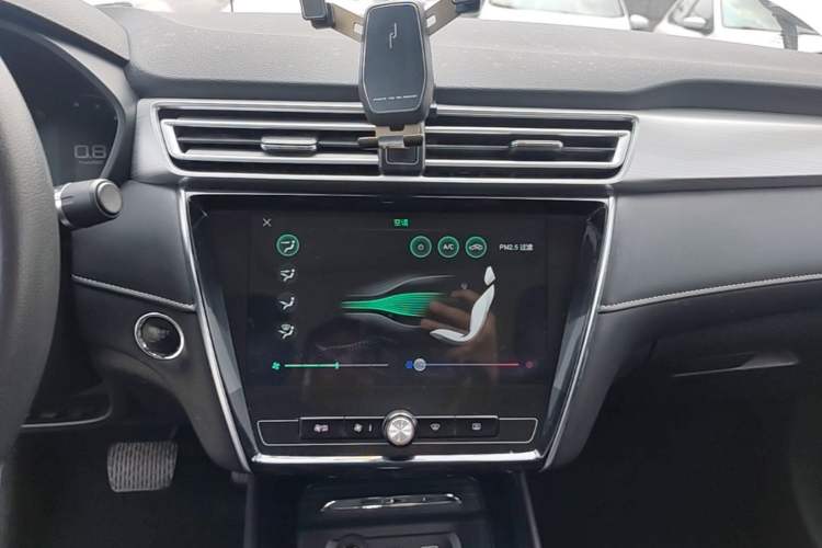 Used Roewe i5 2020 1.5L Automatic 4G Connect Luxury Flagship Edition Audio And AC Panel
