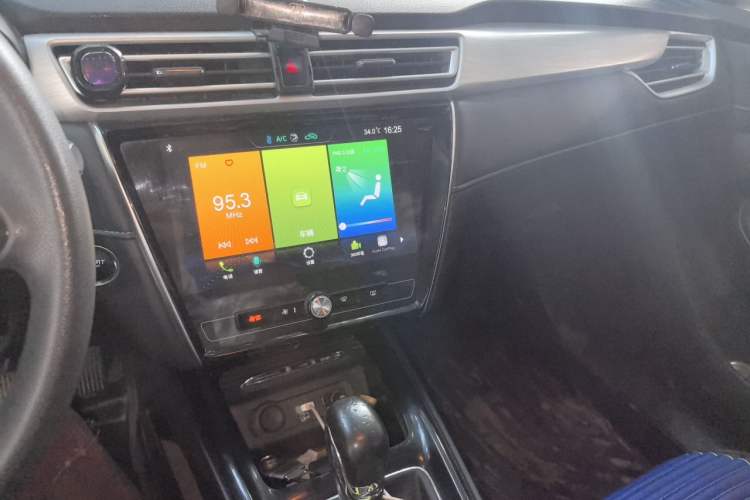 Used Roewe i5 2020 1.5L Automatic 4G Connect Luxury Flagship Edition Audio And AC Panel