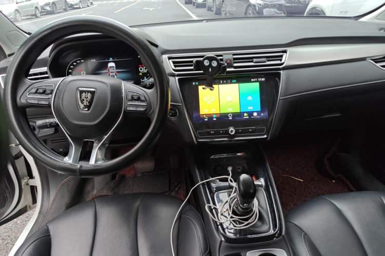 Used Roewe i5 2020 1.5L Automatic 4G Connect Luxury Flagship Edition Center Console