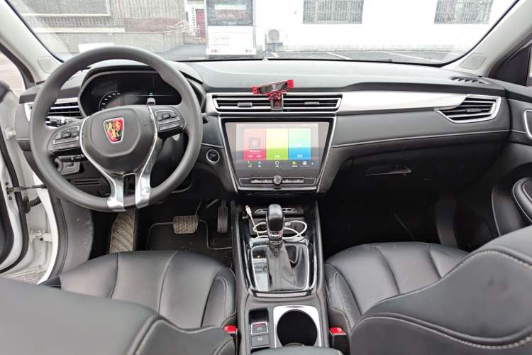 Used Roewe i5 2020 1.5L Automatic 4G Connect Luxury Flagship Edition Center Console
