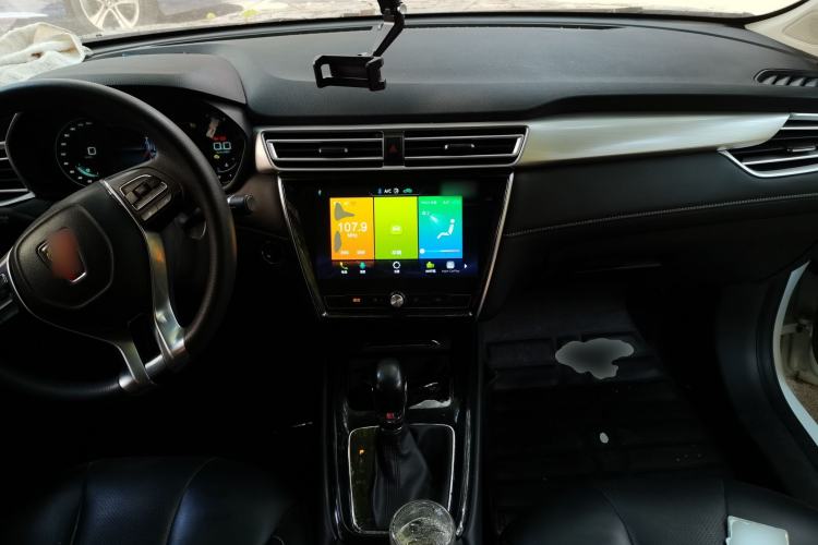 Used Roewe i5 2020 1.5L Automatic 4G Connect Luxury Flagship Edition Center Console