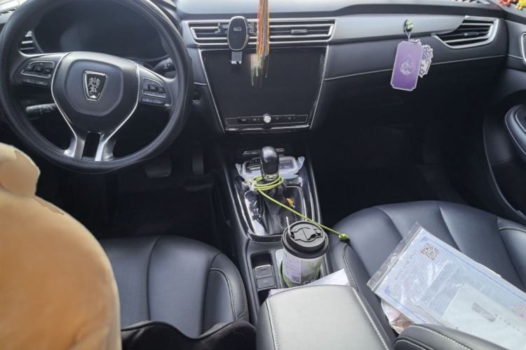 Used Roewe i5 2020 1.5L Automatic 4G Connect Luxury Flagship Edition Center Console