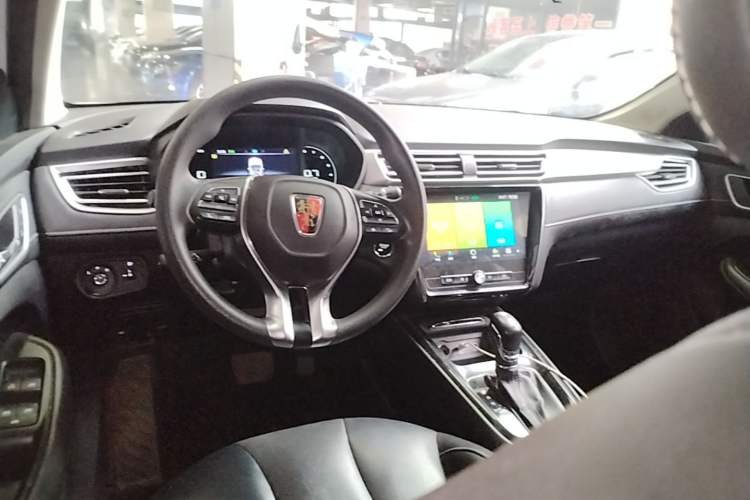 Used Roewe i5 2020 1.5L Automatic 4G Connect Luxury Flagship Edition Center Console