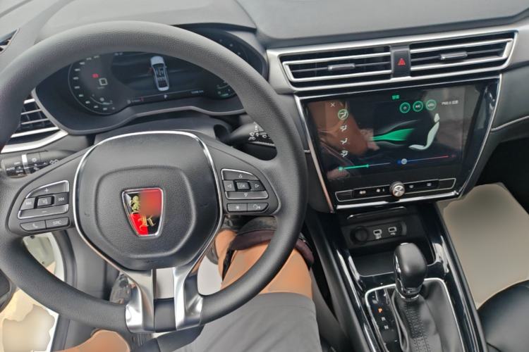 Used Roewe i5 2020 1.5L Automatic 4G Connect Luxury Flagship Edition Center Console
