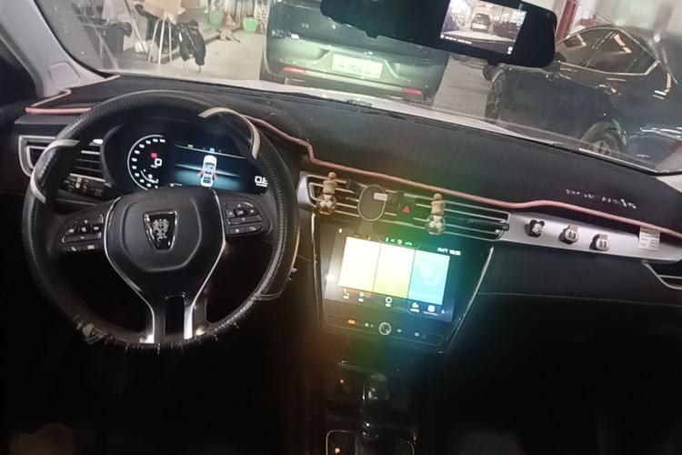 Used Roewe i5 2020 1.5L Automatic 4G Connect Luxury Flagship Edition Center Console