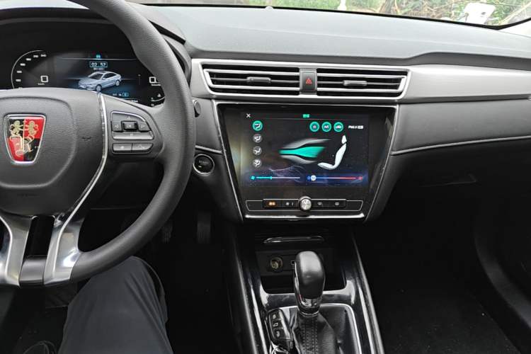 Used Roewe i5 2020 1.5L Automatic 4G Connect Luxury Flagship Edition Center Console