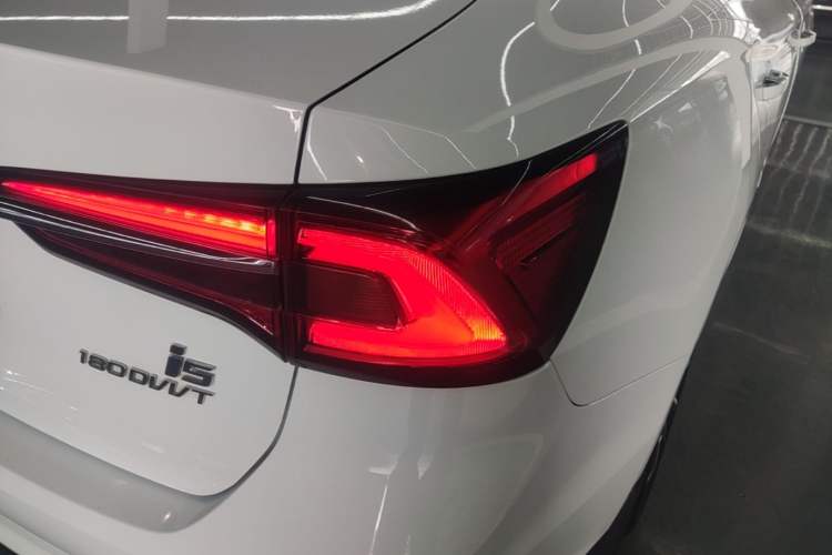 Used Roewe i5 2020 1.5L Automatic 4G Connect Luxury Flagship Edition Exterior 3