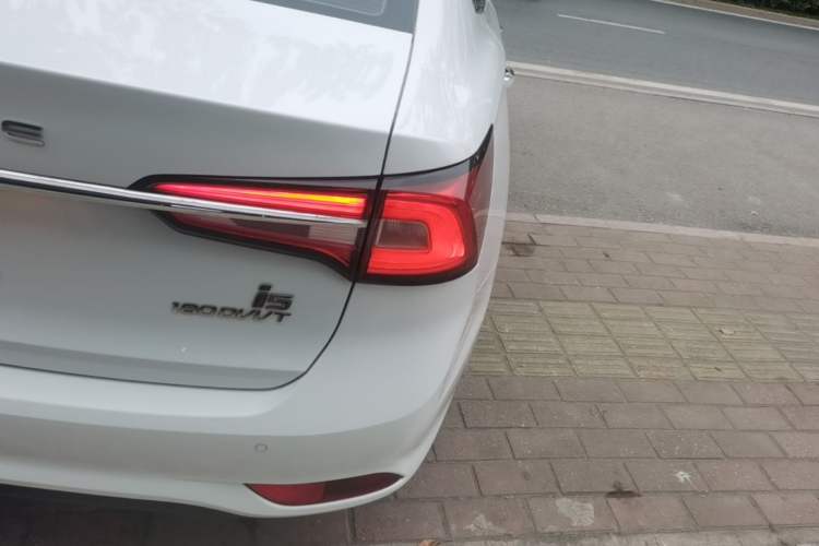 Used Roewe i5 2020 1.5L Automatic 4G Connect Luxury Flagship Edition Exterior 3