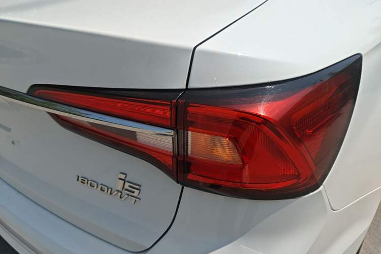 Used Roewe i5 2020 1.5L Manual 4G Connect Leehao Flagship Edition Exterior 3
