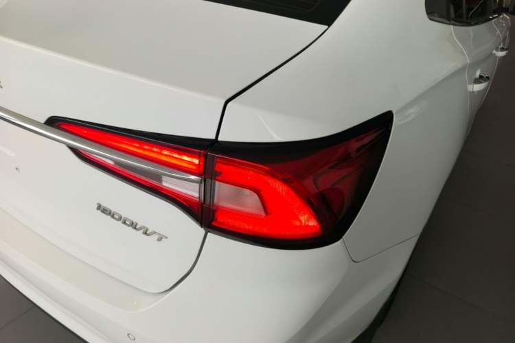 Used Roewe i5 2020 1.5L Manual 4G Connect Leehao Flagship Edition Exterior 3