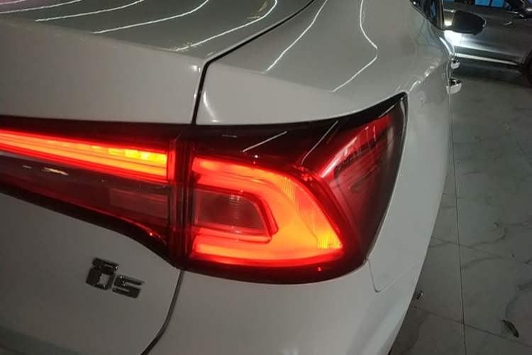 Used Roewe i5 2020 1.5L Automatic 4G Connect Luxury Flagship Edition Exterior 3