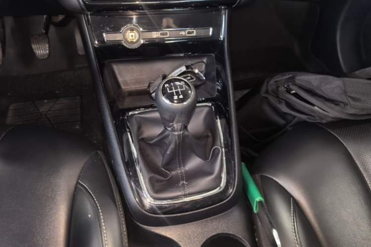 Used Roewe i5 2020 1.5L Manual 4G Connect Leehao Flagship Edition Gear Lever
