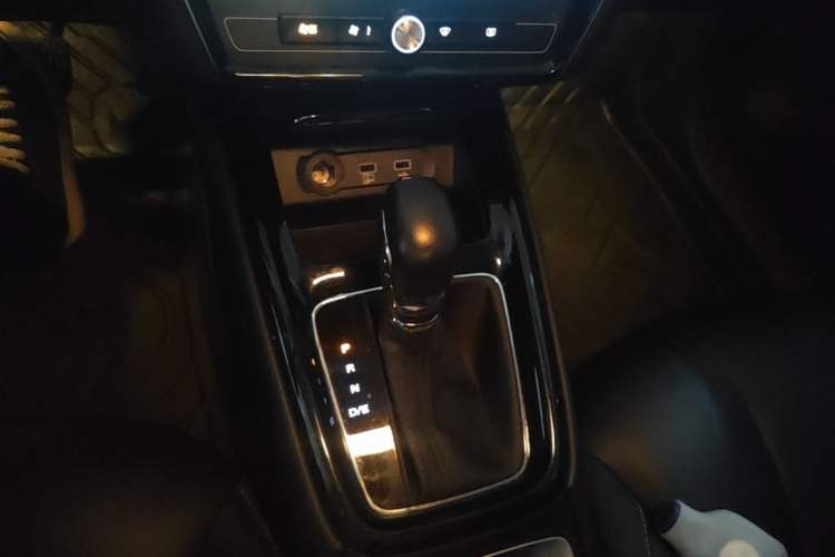 Used Roewe i5 2020 1.5L Automatic 4G Connect Luxury Flagship Edition Gear Lever