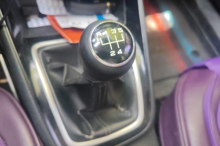 Used Roewe i5 2020 1.5L Manual 4G Connect Luxury Edition Gear Lever