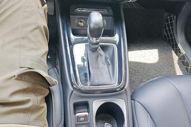 Used Roewe i5 2020 1.5L Automatic 4G Connect Luxury Flagship Edition Gear Lever