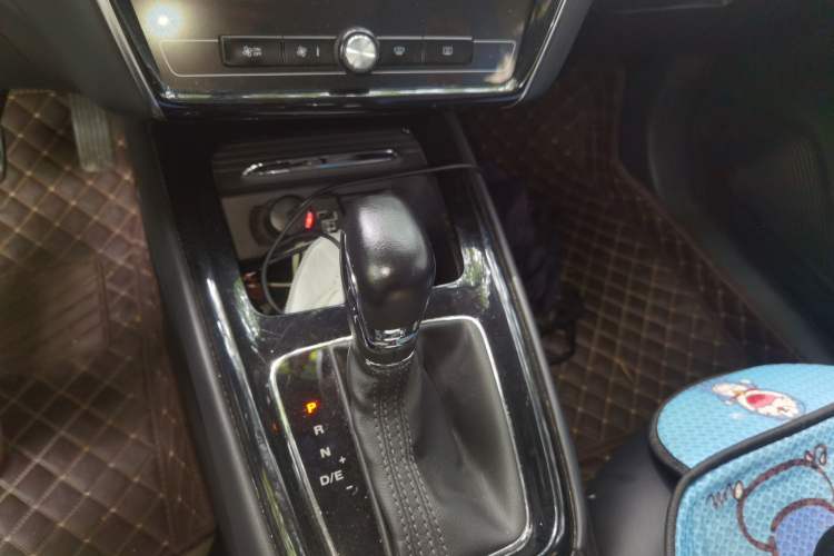 Used Roewe i5 2020 1.5L Automatic 4G Connect Luxury Flagship Edition Gear Lever