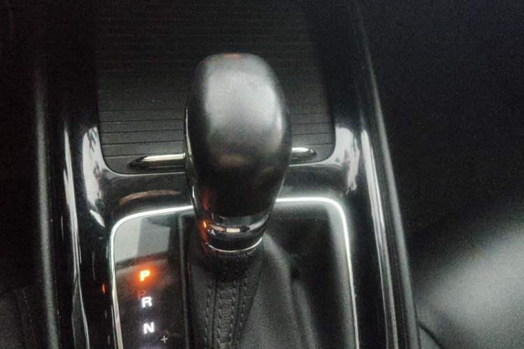 Used Roewe i5 2020 1.5L Automatic 4G Connect Luxury Flagship Edition Gear Lever