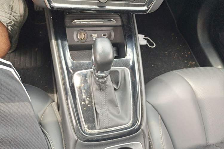 Used Roewe i5 2020 1.5L Automatic 4G Connect Luxury Flagship Edition Gear Lever