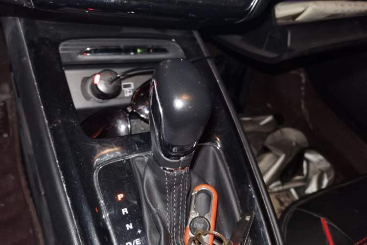 Used Roewe i5 2020 1.5L Automatic 4G Connect Luxury Flagship Edition Gear Lever