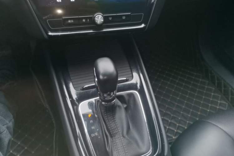 Used Roewe i5 2020 1.5L Automatic 4G Connect Luxury Flagship Edition Gear Lever