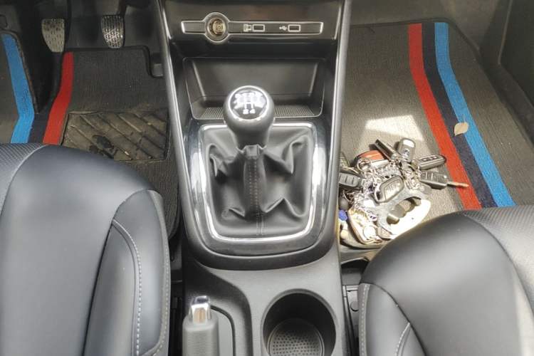 Used Roewe i5 2020 1.5L Manual 4G Connect Leehao Flagship Edition Gear Lever