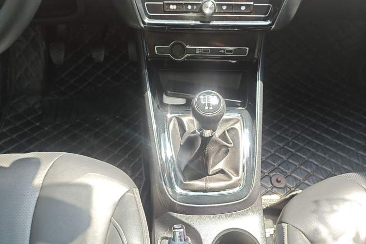 Used Roewe i5 2020 1.5L Manual 4G Connect Leehao Flagship Edition Gear Lever