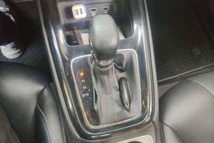Used Roewe i5 2020 1.5L Automatic 4G Connect Luxury Flagship Edition Gear Lever