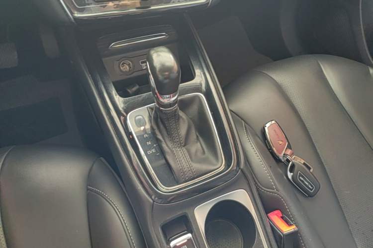 Used Roewe i5 2020 1.5L Automatic 4G Connect Luxury Flagship Edition Gear Lever
