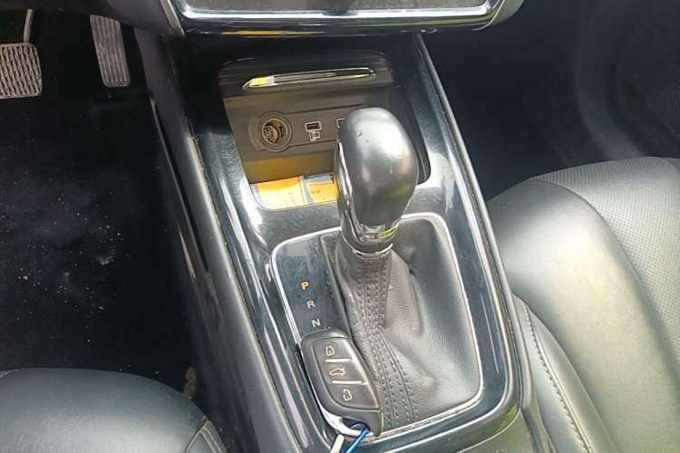Used Roewe i5 2020 1.5L Automatic 4G Connect Luxury Flagship Edition Gear Lever
