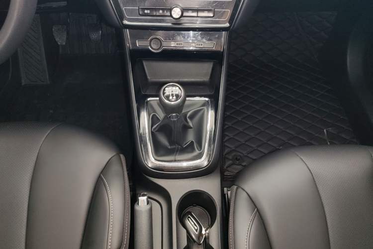 Used Roewe i5 2020 1.5L Manual 4G Connect Leehao Flagship Edition Gear Lever