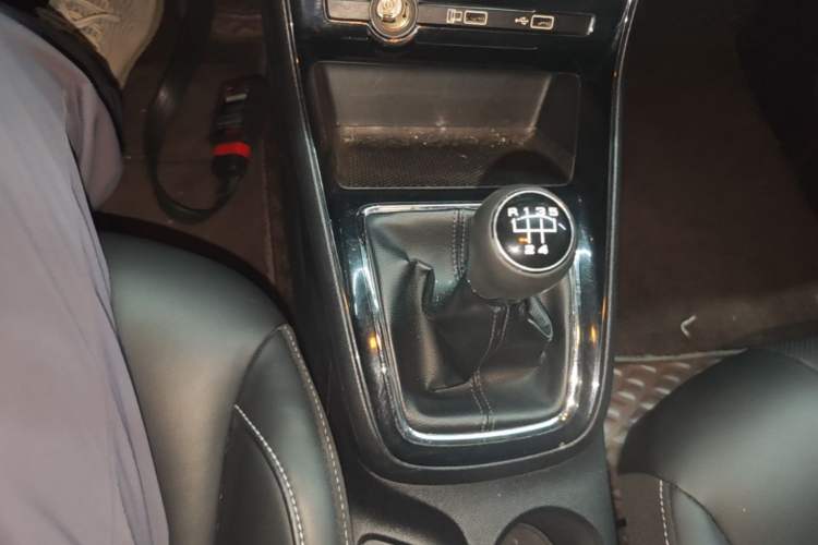 Used Roewe i5 2020 1.5L Manual 4G Connect Leehao Flagship Edition Gear Lever