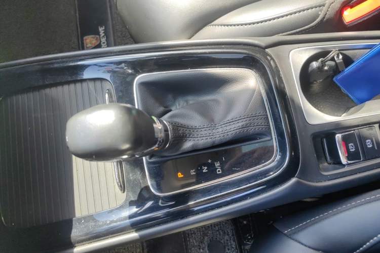 Used Roewe i5 2020 1.5L Automatic 4G Connect Luxury Flagship Edition Gear Lever