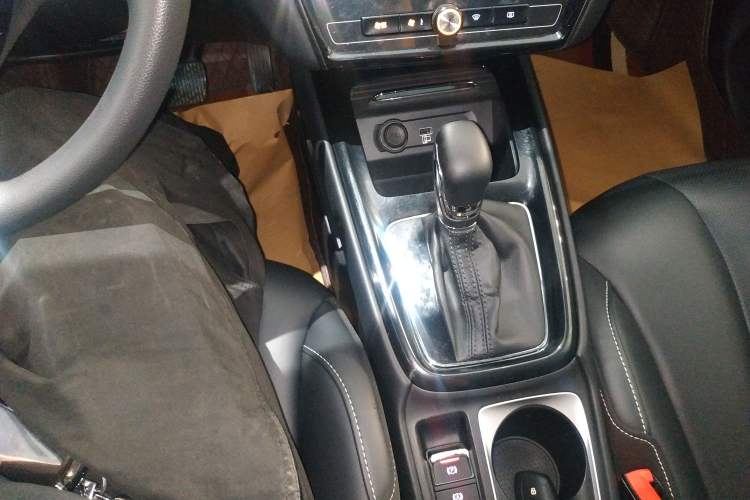 Used Roewe i5 2020 1.5L Automatic 4G Connect Luxury Flagship Edition Gear Lever