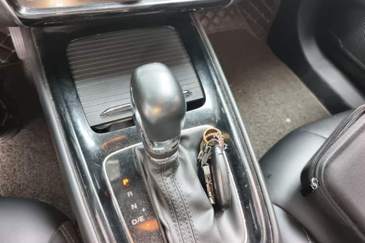 Used Roewe i5 2020 1.5L Automatic 4G Connect Luxury Flagship Edition Gear Lever