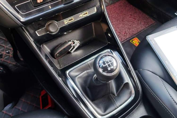 Used Roewe i5 2020 1.5L Manual 4G Connect Leehao Flagship Edition Gear Lever