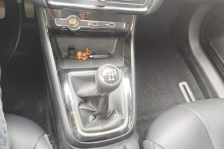 Used Roewe i5 2020 1.5L Manual 4G Connect Leehao Flagship Edition Gear Lever