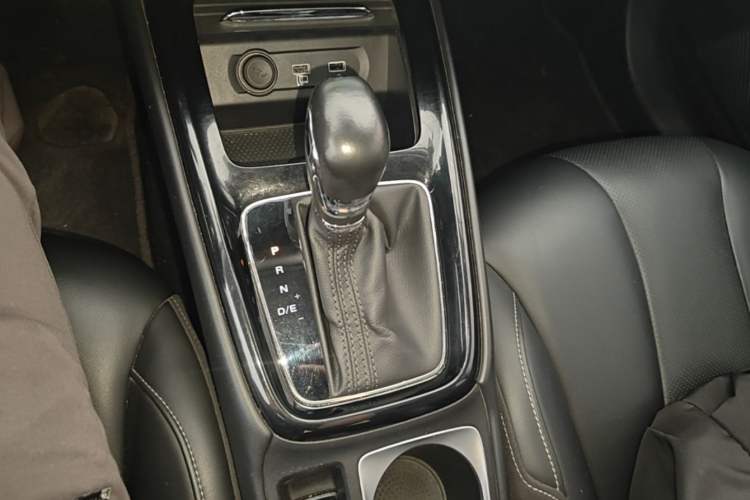Used Roewe i5 2020 1.5L Automatic 4G Connect Luxury Flagship Edition Gear Lever