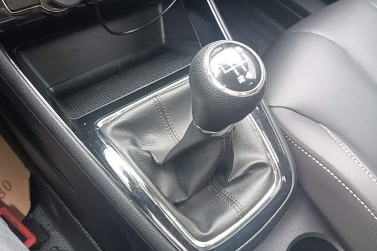 Used Roewe i5 2020 1.5L Manual 4G Connect Leehao Flagship Edition Gear Lever
