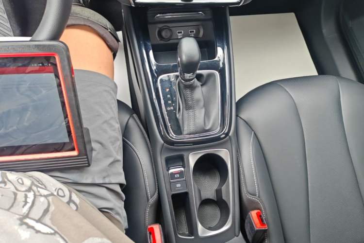 Used Roewe i5 2020 1.5L Automatic 4G Connect Luxury Flagship Edition Gear Lever