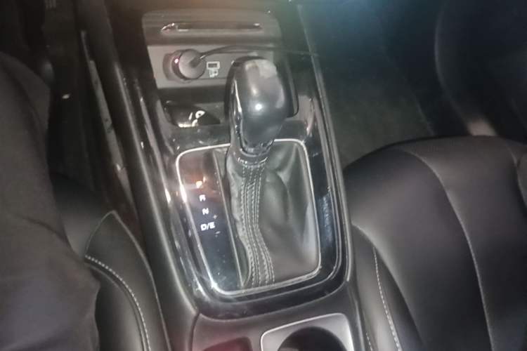 Used Roewe i5 2020 1.5L Automatic 4G Connect Luxury Flagship Edition Gear Lever