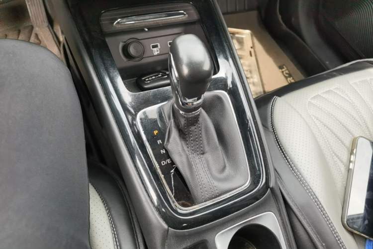 Used Roewe i5 2020 1.5L Automatic 4G Connect Luxury Flagship Edition Gear Lever